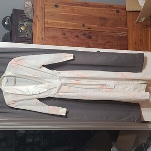 VTG Appeal Womens Robe White Peach Pastel Floral Pockets Belt Satiny Trim M EUC